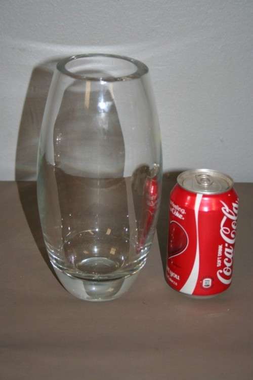 A lovely tall "thick glass" modern styled crystal vase in great condition - A quality piece