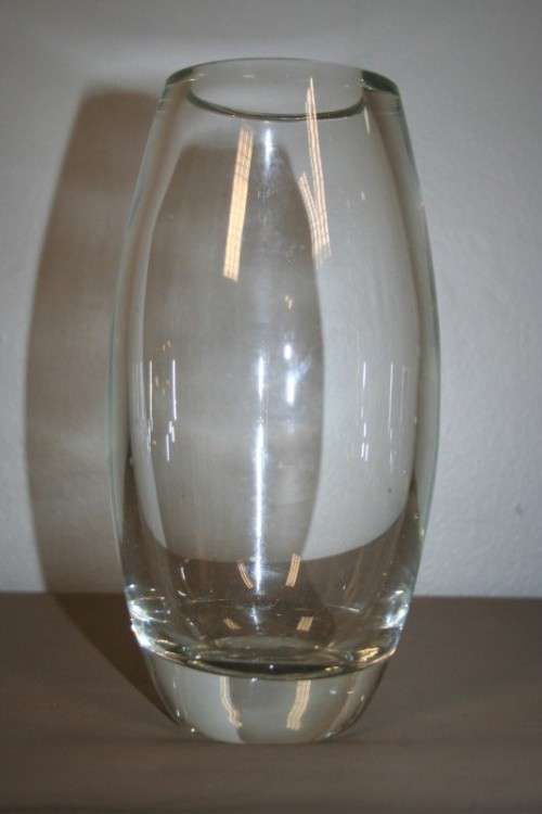 A lovely tall "thick glass" modern styled crystal vase in great condition - A quality piece