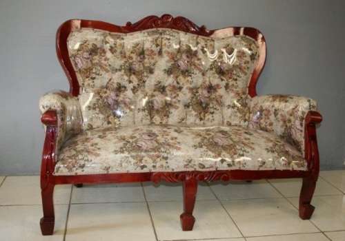 A FABULOUS VICTORIAN STYLED SOFA COUCH WITH DEEP BUTTON DETAILING AND ROLLED PADDED ARMRESTS
