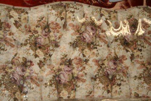 A FABULOUS VICTORIAN STYLED SOFA COUCH WITH DEEP BUTTON DETAILING AND ROLLED PADDED ARMRESTS