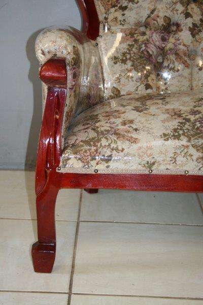 A FABULOUS VICTORIAN STYLED SOFA COUCH WITH DEEP BUTTON DETAILING AND ROLLED PADDED ARMRESTS