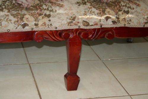 A FABULOUS VICTORIAN STYLED SOFA COUCH WITH DEEP BUTTON DETAILING AND ROLLED PADDED ARMRESTS