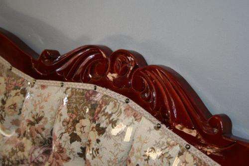 A FABULOUS VICTORIAN STYLED SOFA COUCH WITH DEEP BUTTON DETAILING AND ROLLED PADDED ARMRESTS