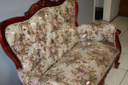 A FABULOUS VICTORIAN STYLED SOFA COUCH WITH DEEP BUTTON DETAILING AND ROLLED PADDED ARMRESTS