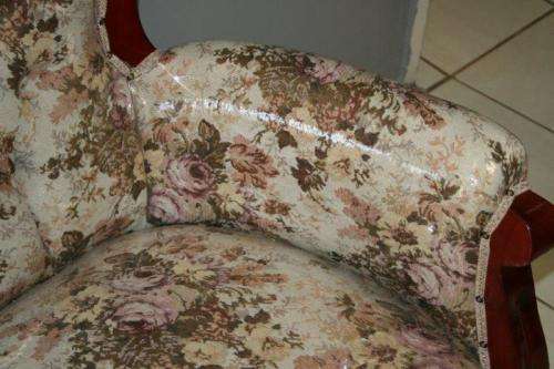 A FABULOUS VICTORIAN STYLED SOFA COUCH WITH DEEP BUTTON DETAILING AND ROLLED PADDED ARMRESTS