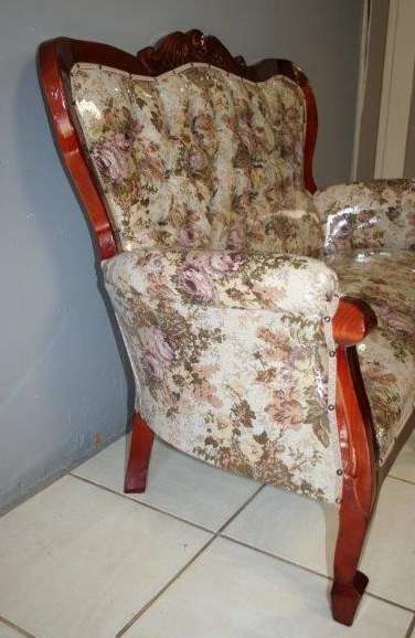 A FABULOUS VICTORIAN STYLED SOFA COUCH WITH DEEP BUTTON DETAILING AND ROLLED PADDED ARMRESTS