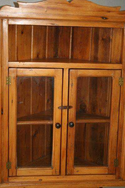 A SUPERB ANTIQUE OREGON PINE DOUBLE DOOR WALL MOUNTED CORNER WALL CABINET IN WONDERFUL CONDITION