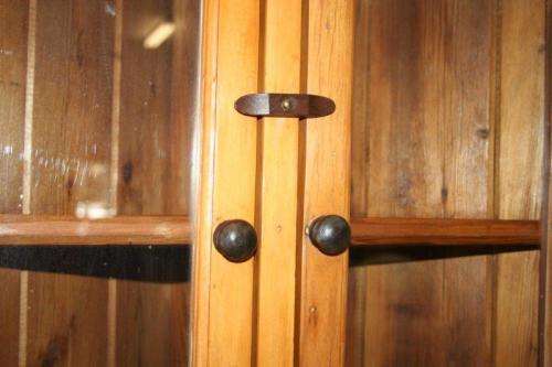 A SUPERB ANTIQUE OREGON PINE DOUBLE DOOR WALL MOUNTED CORNER WALL CABINET IN WONDERFUL CONDITION