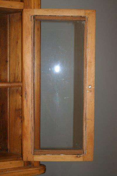 A SUPERB ANTIQUE OREGON PINE DOUBLE DOOR WALL MOUNTED CORNER WALL CABINET IN WONDERFUL CONDITION