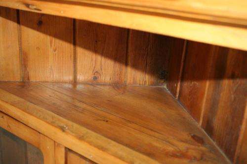 A SUPERB ANTIQUE OREGON PINE DOUBLE DOOR WALL MOUNTED CORNER WALL CABINET IN WONDERFUL CONDITION