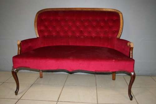 A GORGEOUS ANTIQUE "WINE RED" QUEEN ANNE STYLE PARLOUR COUCH WITH DEEP BUTTON DETAILING
