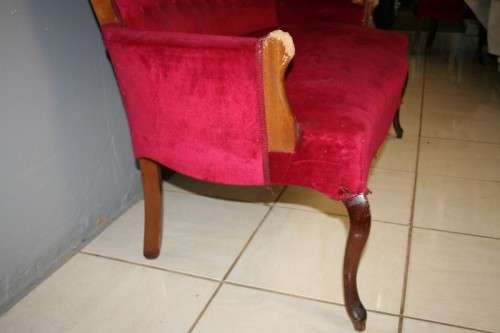 A GORGEOUS ANTIQUE "WINE RED" QUEEN ANNE STYLE PARLOUR COUCH WITH DEEP BUTTON DETAILING