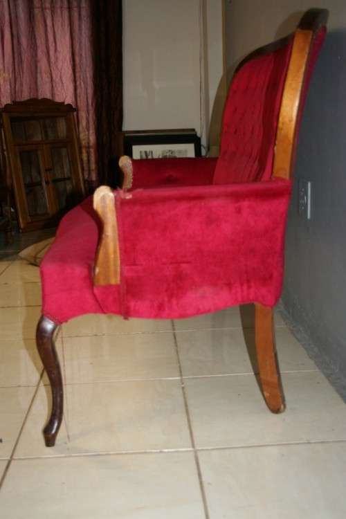 A GORGEOUS ANTIQUE "WINE RED" QUEEN ANNE STYLE PARLOUR COUCH WITH DEEP BUTTON DETAILING