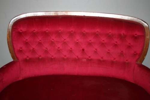 A GORGEOUS ANTIQUE "WINE RED" QUEEN ANNE STYLE PARLOUR COUCH WITH DEEP BUTTON DETAILING