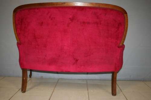 A GORGEOUS ANTIQUE "WINE RED" QUEEN ANNE STYLE PARLOUR COUCH WITH DEEP BUTTON DETAILING