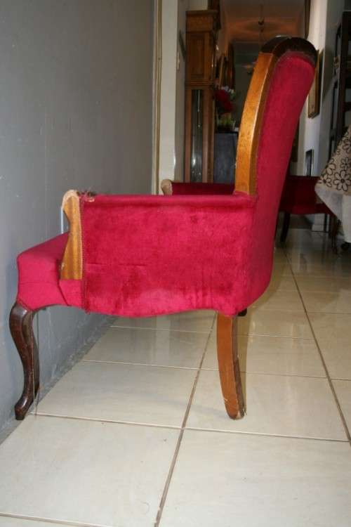 A GORGEOUS ANTIQUE "WINE RED" QUEEN ANNE STYLE PARLOUR COUCH WITH DEEP BUTTON DETAILING