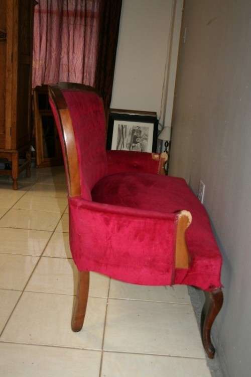 A GORGEOUS ANTIQUE "WINE RED" QUEEN ANNE STYLE PARLOUR COUCH WITH DEEP BUTTON DETAILING