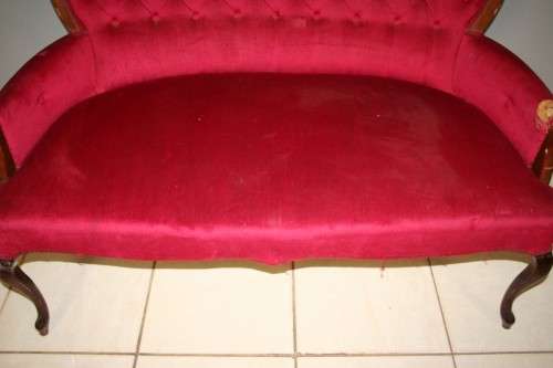 A GORGEOUS ANTIQUE "WINE RED" QUEEN ANNE STYLE PARLOUR COUCH WITH DEEP BUTTON DETAILING