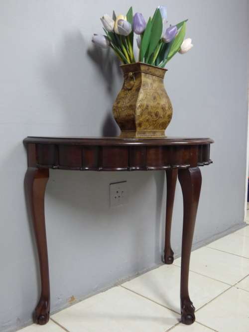 A BEAUTIFUL VINTAGE BALL & CLAW IMBUIA HALF MOON DISPLAY/OCCASIONAL TABLE. GORGEOUS IN AN ENTRANCE!!