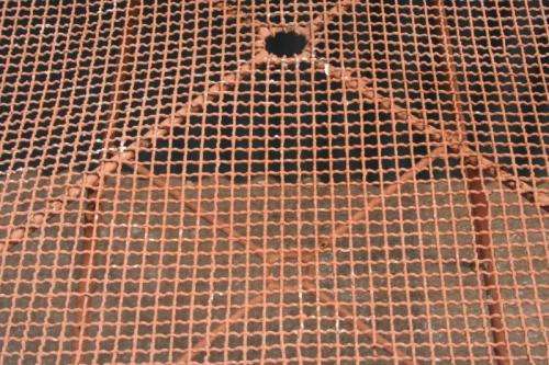 A FANTASTIC VINTAGE SQUARE "WIRE MESH" OUTDOOR TABLE IN AWESOME CONDITION