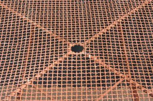 A FANTASTIC VINTAGE SQUARE "WIRE MESH" OUTDOOR TABLE IN AWESOME CONDITION