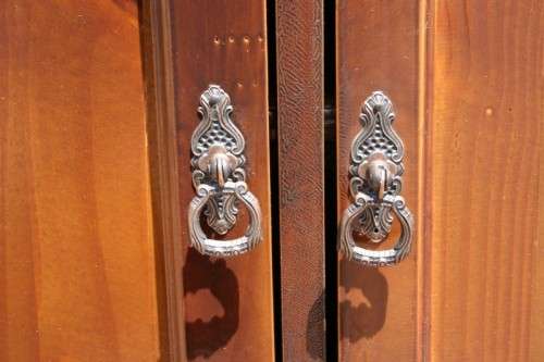A STUNNING LARGE CABINET w/ 2 GOOD SIZE CUPBOARDS AND LOADS OF SPACE. GORGEOUS!!!