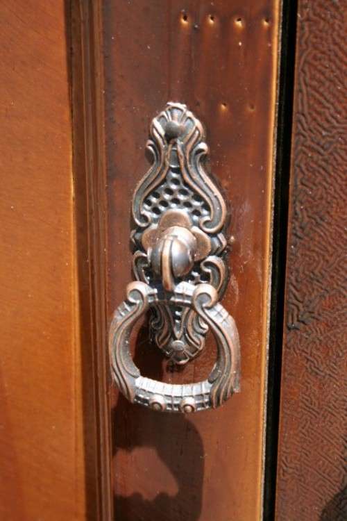 A STUNNING LARGE CABINET w/ 2 GOOD SIZE CUPBOARDS AND LOADS OF SPACE. GORGEOUS!!!