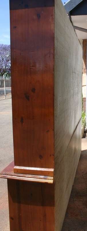 A STUNNING LARGE CABINET w/ 2 GOOD SIZE CUPBOARDS AND LOADS OF SPACE. GORGEOUS!!!
