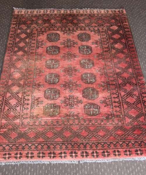 A GORGEOUS VINTAGE PERSIAN "AFGHAN" CARPET (1.5m x 1m) WITH A TRADITIONAL BOKHARA PATTERN & COLOURS