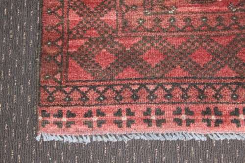 A GORGEOUS VINTAGE PERSIAN "AFGHAN" CARPET (1.5m x 1m) WITH A TRADITIONAL BOKHARA PATTERN & COLOURS