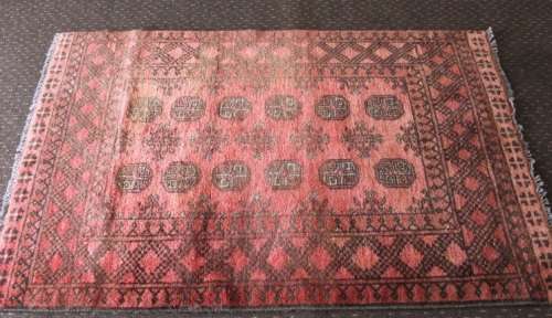 A GORGEOUS VINTAGE PERSIAN "AFGHAN" CARPET (1.5m x 1m) WITH A TRADITIONAL BOKHARA PATTERN & COLOURS