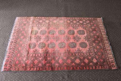 A GORGEOUS VINTAGE PERSIAN "AFGHAN" CARPET (1.5m x 1m) WITH A TRADITIONAL BOKHARA PATTERN & COLOURS
