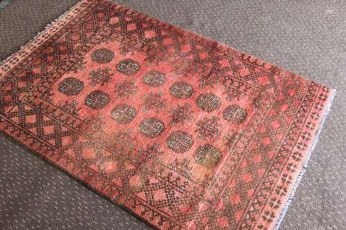 A GORGEOUS VINTAGE PERSIAN "AFGHAN" CARPET (1.5m x 1m) WITH A TRADITIONAL BOKHARA PATTERN & COLOURS