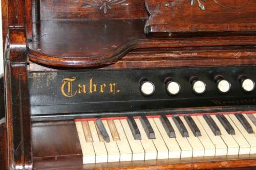 AN INCREDIBLY RARE ANTIQUE (c1890 TO 1900) "TABER ORGAN COMPANY CHAPEL REED PUMP ORGAN