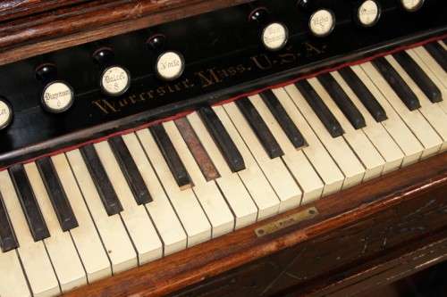 AN INCREDIBLY RARE ANTIQUE (c1890 TO 1900) "TABER ORGAN COMPANY CHAPEL REED PUMP ORGAN