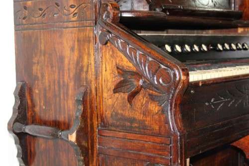 AN INCREDIBLY RARE ANTIQUE (c1890 TO 1900) "TABER ORGAN COMPANY CHAPEL REED PUMP ORGAN