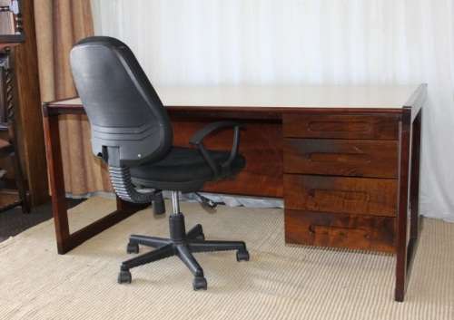 A STUNNING VINTAGE RETRO 3-DRAWER IMBUIA OFFICE DESK WITH AN IVORY MELAMINE WORKTOP
