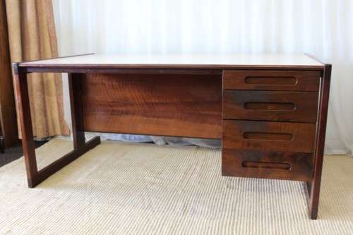 A STUNNING VINTAGE RETRO 3-DRAWER IMBUIA OFFICE DESK WITH AN IVORY MELAMINE WORKTOP