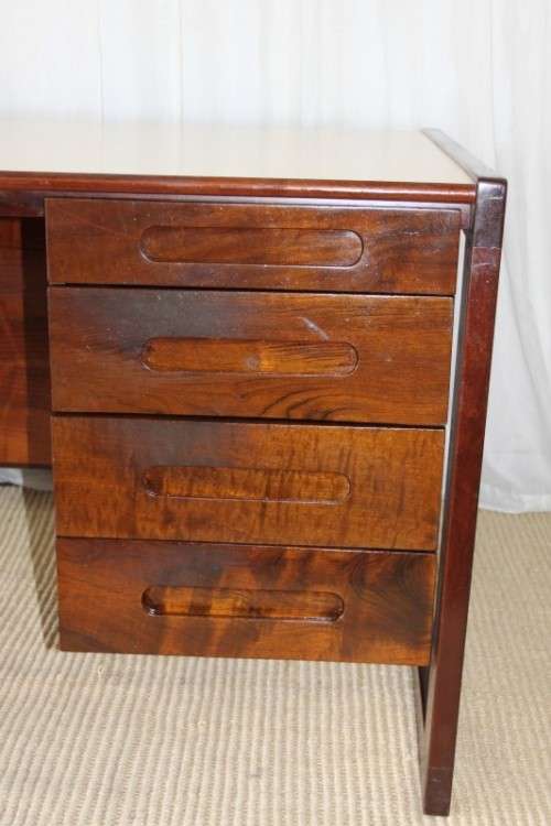 A STUNNING VINTAGE RETRO 3-DRAWER IMBUIA OFFICE DESK WITH AN IVORY MELAMINE WORKTOP