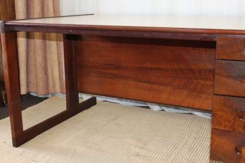 A STUNNING VINTAGE RETRO 3-DRAWER IMBUIA OFFICE DESK WITH AN IVORY MELAMINE WORKTOP