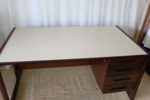 A STUNNING VINTAGE RETRO 3-DRAWER IMBUIA OFFICE DESK WITH AN IVORY MELAMINE WORKTOP