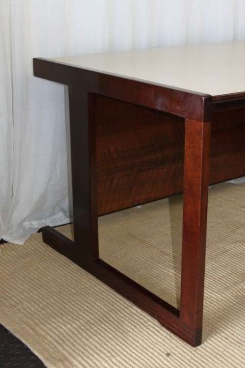 A STUNNING VINTAGE RETRO 3-DRAWER IMBUIA OFFICE DESK WITH AN IVORY MELAMINE WORKTOP