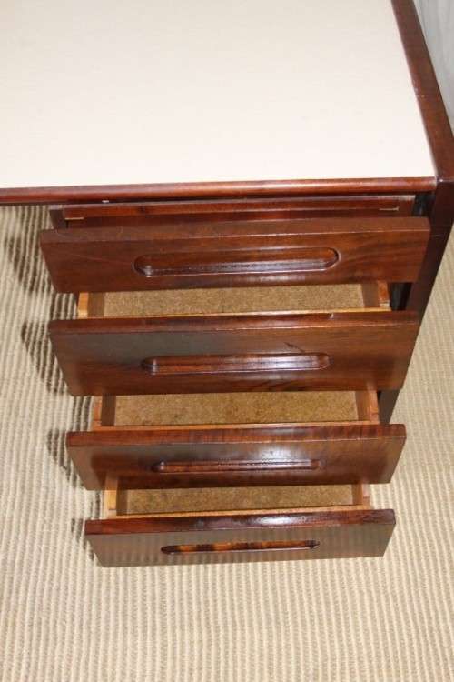 A STUNNING VINTAGE RETRO 3-DRAWER IMBUIA OFFICE DESK WITH AN IVORY MELAMINE WORKTOP