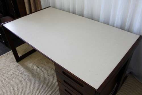 A STUNNING VINTAGE RETRO 3-DRAWER IMBUIA OFFICE DESK WITH AN IVORY MELAMINE WORKTOP