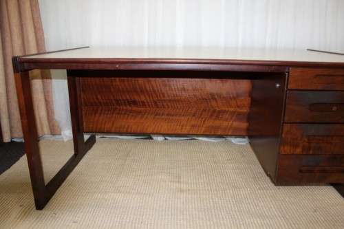 A STUNNING VINTAGE RETRO 3-DRAWER IMBUIA OFFICE DESK WITH AN IVORY MELAMINE WORKTOP