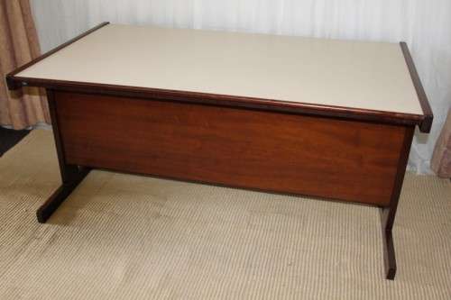A STUNNING VINTAGE RETRO 3-DRAWER IMBUIA OFFICE DESK WITH AN IVORY MELAMINE WORKTOP