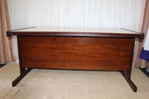 A STUNNING VINTAGE RETRO 3-DRAWER IMBUIA OFFICE DESK WITH AN IVORY MELAMINE WORKTOP