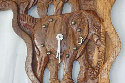 A BEAUTIFUL LARGE "AFRICAN CONTINENT" HAND CARVED WALL CLOCK WITH BIG FIVE CARVED DETAILING