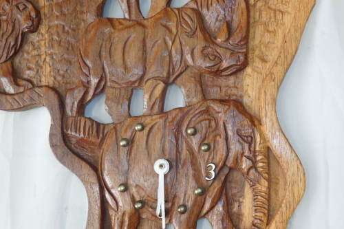 A BEAUTIFUL LARGE "AFRICAN CONTINENT" HAND CARVED WALL CLOCK WITH BIG FIVE CARVED DETAILING
