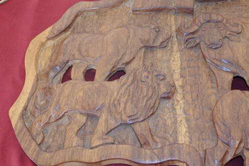 A BEAUTIFUL LARGE "AFRICAN CONTINENT" HAND CARVED WALL CLOCK WITH BIG FIVE CARVED DETAILING